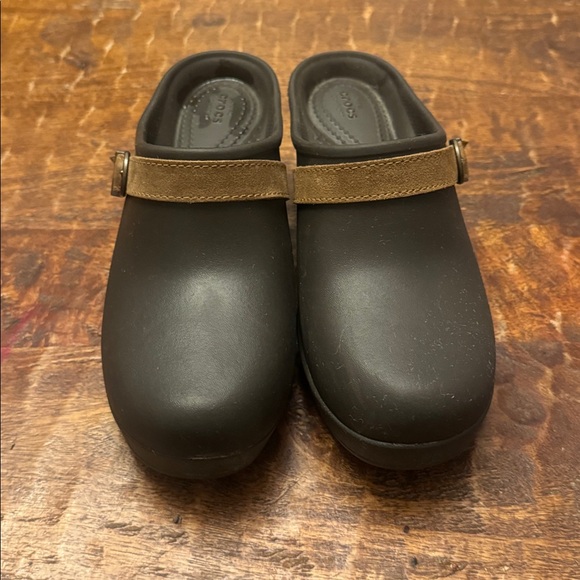 CROCS- Sarah Mule Clogs with a brown strap, EUC - Picture 6 of 8